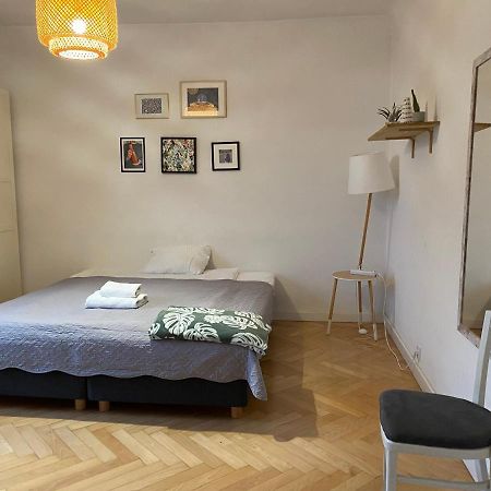 Slow Life Apartment Next To Metro Station Warschau Exterior foto